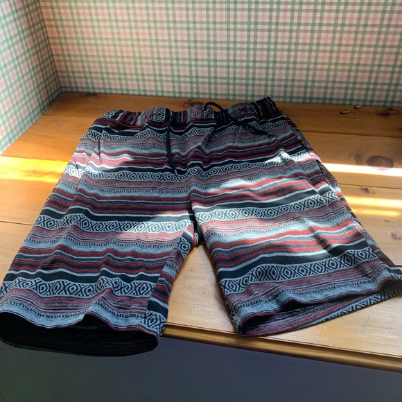 Men’s Aztec print shorts. Men’s size Xl - Picture 8 of 9